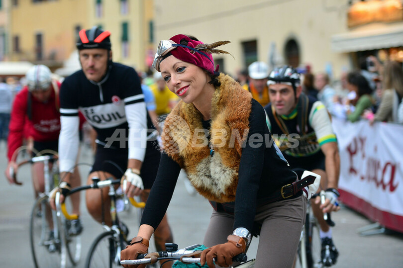 レトロ気分で砂利道サイクリング、伊ビンテージ自転車レース