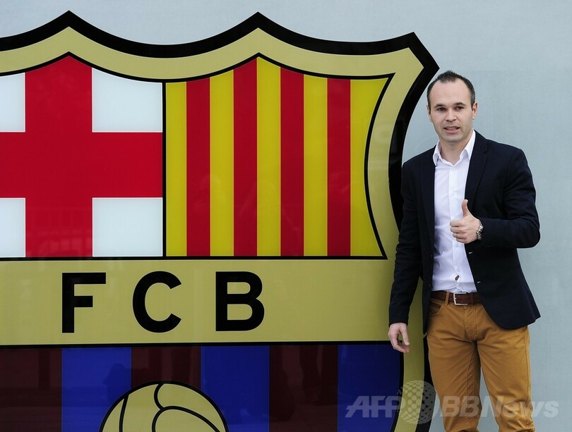 バルセロナのイニエスタ、2018年までの契約延長で正式サイン