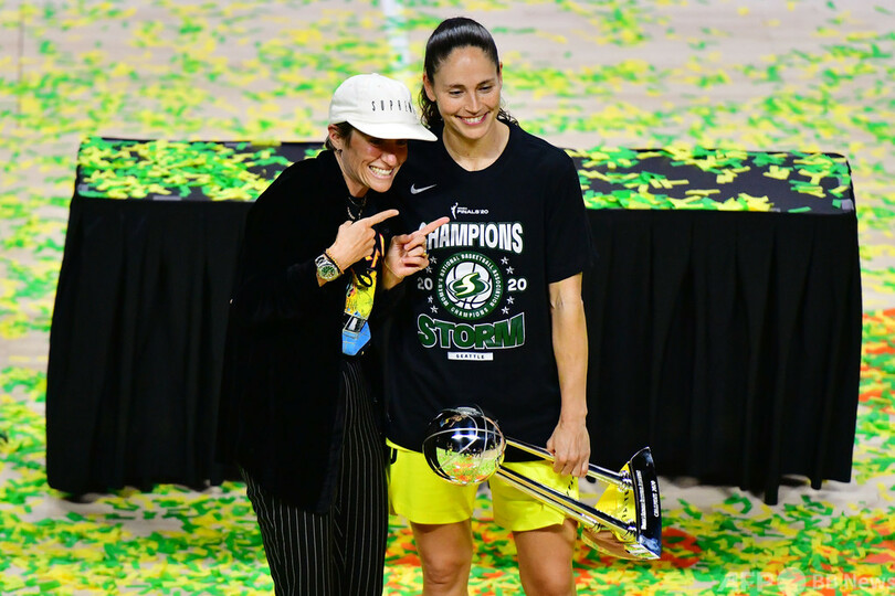 ラピノーとバードが婚約 米女子スポーツのスター選手