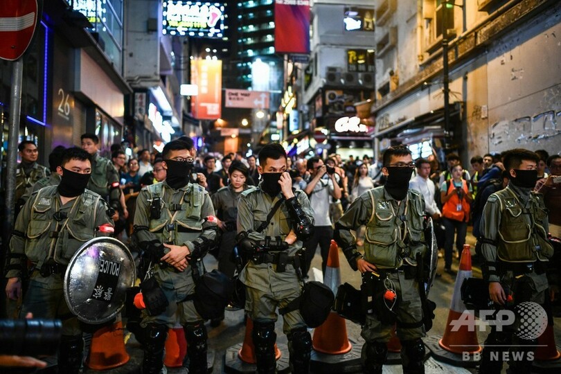 ハロウィーンの香港、仮装でデモ 警察と再び衝突