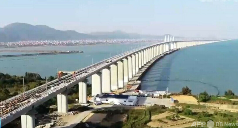 中国初の海をまたぐ高速鉄道用低主塔斜張橋 レール敷設が進む