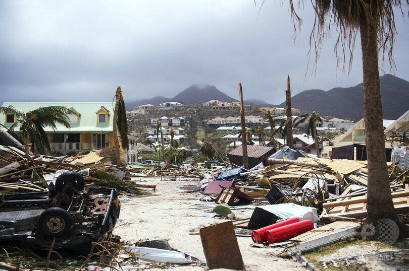 ハリケーン直撃のカリブ海の島で略奪行為、警官隊を派遣