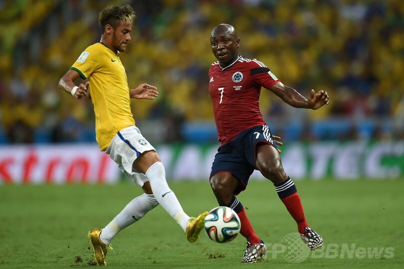 ブラジルがコロンビア下し準決勝へ、ネイマールは負傷し担架で運ばれる