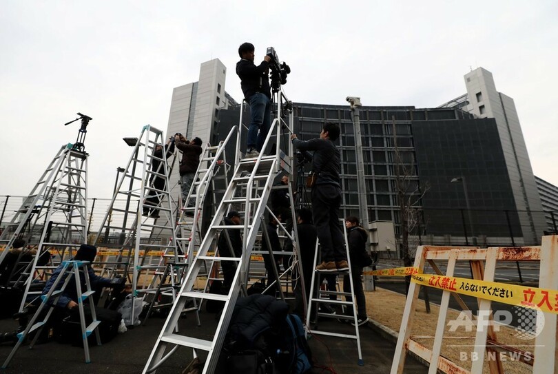 ゴーン被告、保釈される 東京拘置所から作業服姿で