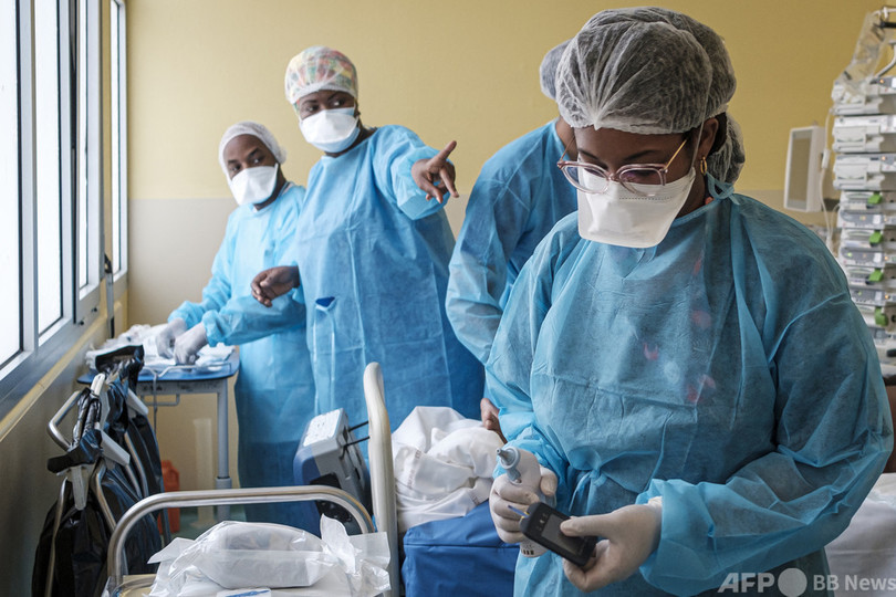 世界の1週間コロナ死者数、約1年ぶり低水準