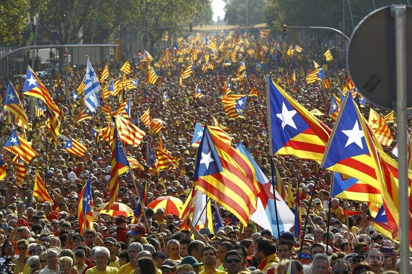 カタルーニャで独立派デモに数十万人、住民投票求め巨大人文字
