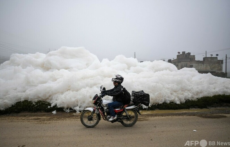 汚染された川から大量の泡 コロンビア