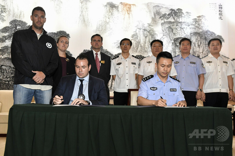 中国警察、国際指名手配中の米国籍容疑者を米警察へ引き渡し