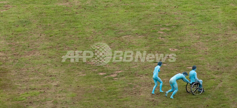 英野外フェス「ビッグ・チル」大盛況、集団ヌード撮影も