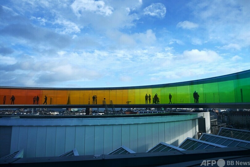 国際ニュース：AFPBB News虹色の回廊で空中散歩 デンマーク