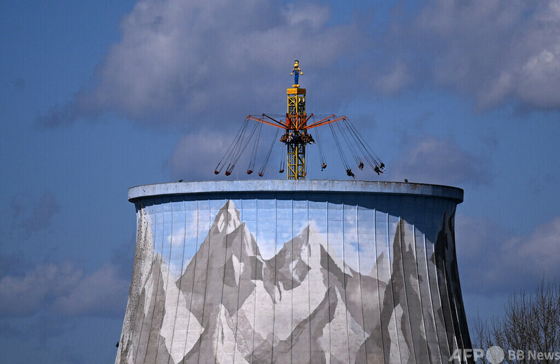 【今日の1枚】原発の冷却塔にメリーゴーラウンド ドイツ