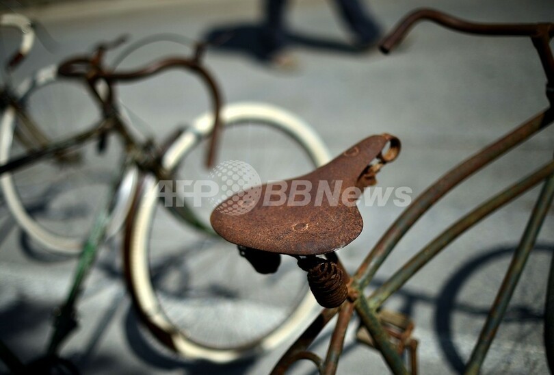 レトロ気分で砂利道サイクリング、伊ビンテージ自転車レース
