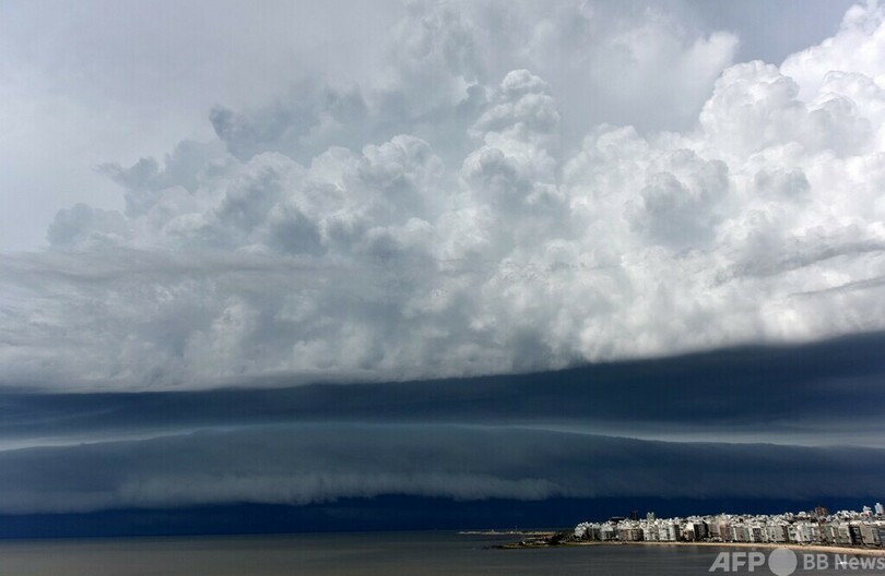 首都上空に伸びる不気味な雲…ウルグアイ