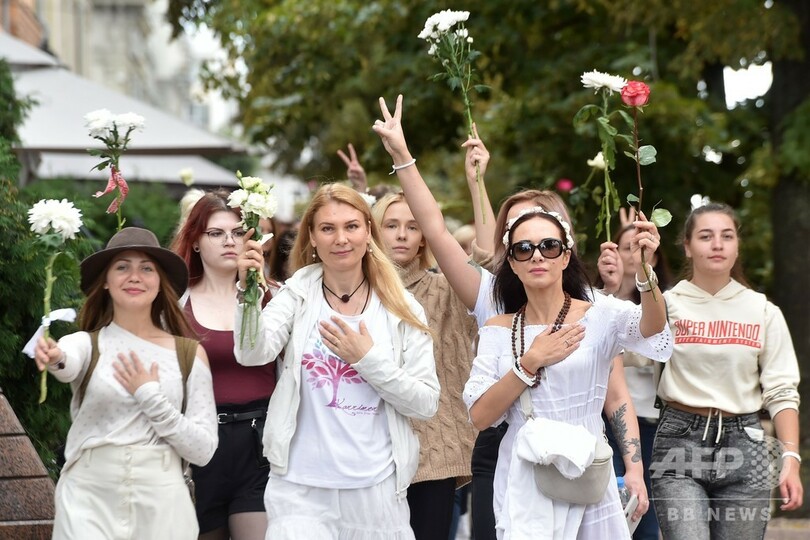 ベラルーシ、数千人が「人間の鎖」 選挙後の暴力に抗議