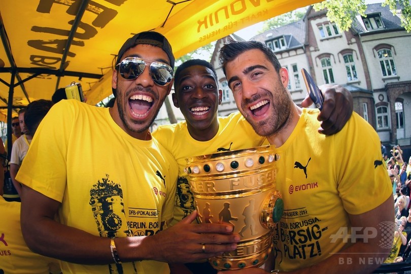 ドイツ杯制覇のドルトムントが優勝パレード 香川ら所属選手登場 写真25枚 国際ニュース Afpbb News