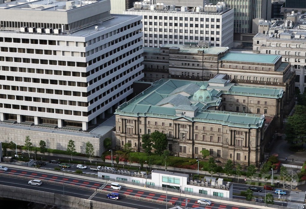 長期金利が初のマイナス、東京債券市場 長期金利が初のマイナス、東京債券市場
