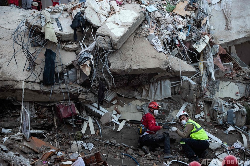 エーゲ海地震、死者39人に 生存者救出は時間との闘い