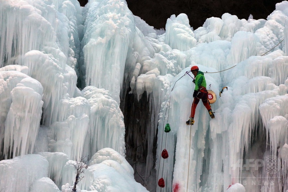 32メートルの氷壁に挑む 北京でアイスクライミング選手権 写真12枚