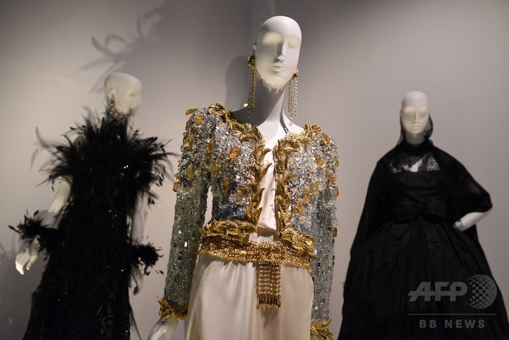 イヴ・サンローラン回顧展、英バウズ博物館で開催