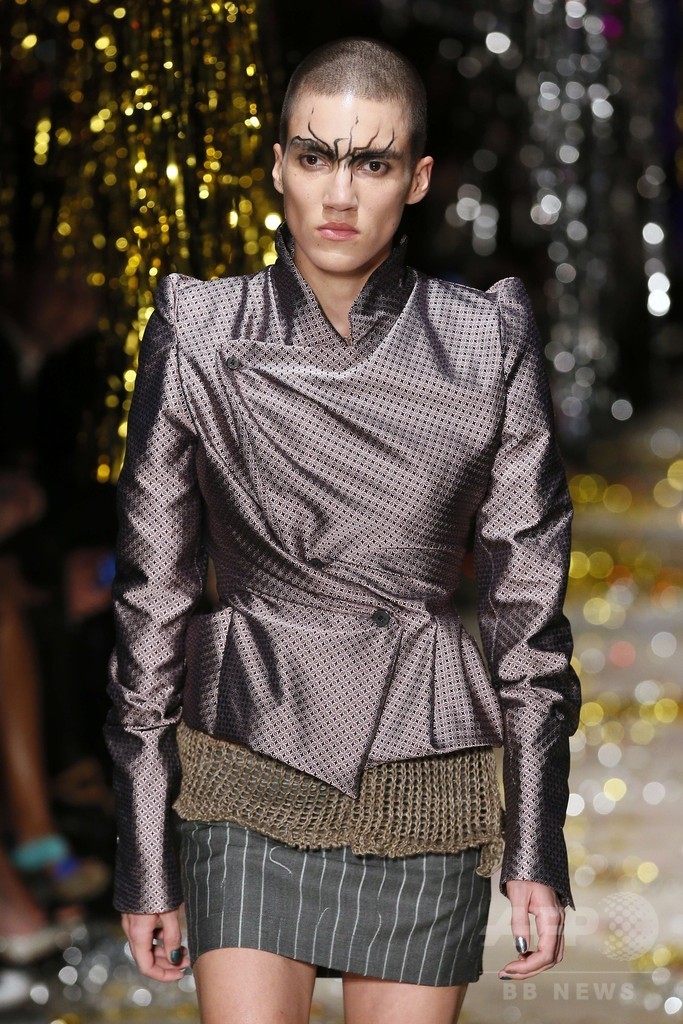 「ユニセックス」にまとう服、「ヴィヴィアン・ウエストウッド ゴールドレーベル」15/16秋冬