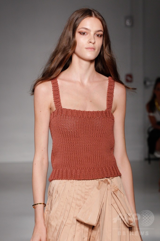 膝下丈のスカートでエレガントに、「ジル・スチュアート」15年春夏