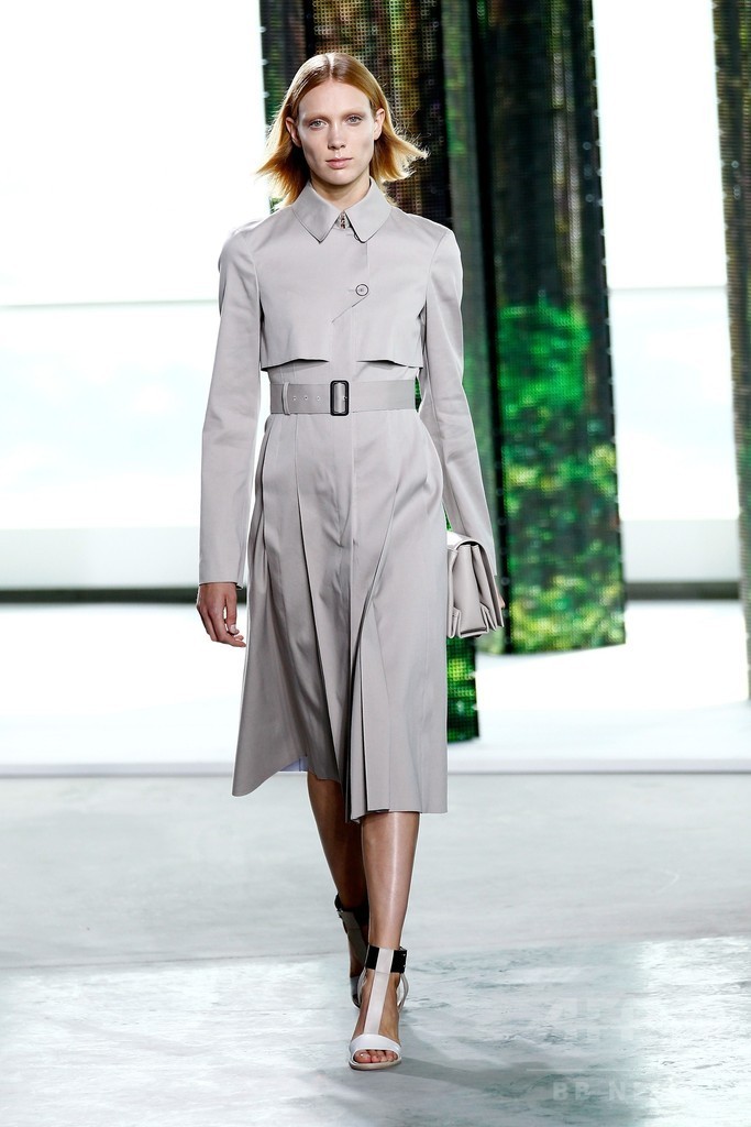 マスキュリンなシャツドレスに注目、「ボス」15年春夏