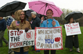 米バージニア（Virginia）州レストン（Reston）で、雨の中、オバマ政権の経済政策に抗議する人びと。

米国で確定申告の提出期限にあたる15日、バラク・オバマ（Barack Obama）米大統領の経済政策などに抗議する共和党支持者らが、英国の植民地税に反発して起こった1773年の「ボストン茶会事件（Boston Tea Party）」にちなんだ抗議集会を全米各地で開いた。

人びとは、ティーバッグやアイスティーなどお茶に関連する物を手に、オバマ政権の税政策や金融機関などの救済策、歳出が大幅増となった予算案などに抗議した。主催者側によると、全米の約800か所で同様の集会が行われるという（2009年4月15日撮影）。(c)AFP/Paul J. Richards
