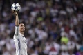 サッカー欧州チャンピオンズリーグ準々決勝第2戦、レアル・マドリード対バイエルン・ミュンヘン。ボールを手に喜ぶレアル・マドリードのクリスティアーノ・ロナウド（2017年4月18日撮影）。(c)AFP/JAVIER SORIANO