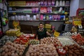 中国・湖北省武漢の小売店で働く女性（2020年8月5日撮影）。(c)Hector RETAMAL / AFP