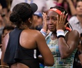全米オープンテニス、女子シングルス3回戦。試合に敗れ、大坂なおみ（手前）から言葉をかけられるコリ・ガウフ（2019年8月31日撮影）。(c)Don Emmert / AFP