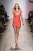 ニューヨーク市内で発表されたエルベ・レジェ バイ マックスアズリア（Herve Leger By Max Azria）の09年春夏コレクション（2008年9月7日撮影）。(c)AFP/Getty Images/Scott Gries