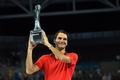 テニス、ブリスベーン国際（Brisbane International 2015）男子シングルス決勝。優勝トロフィーを手にするロジャー・フェデラー（Roger Federer、2015年1月11日撮影）。(c)AFP/Saeed KHAN