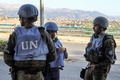 レバノン南部マルジャユン付近をパトロールする国連レバノン暫定軍（UNIFIL）のスペイン部隊（2024年10月8日撮影）。(c)AFP