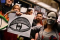 アルゼンチンの首都ブエノスアイレスで、ハビエル・ミレイ政権の緊縮財政策が映画・文化業界に影響を及ぼすとして、抗議デモを行う人々（2024年4月17日撮影）。(c)LUIS ROBAYO / AFP