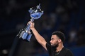男子テニス、木下グループジャパンオープン、シングルス決勝。トロフィーを手に優勝を喜ぶアルトゥール・フィス（2024年10月1日撮影）。(c)Philip FONG / AFP