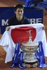 男子テニス、バルセロナ・オープン、シングルス決勝。トロフィーを手にする錦織圭（2015年4月26日撮影）。(c)AFP/JOSEP LAGO