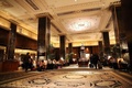 米ニューヨーク（New York）の高級老舗ホテル、ウォルドルフ・アストリア（Waldorf Astoria）のロビー（2014年10月6日撮影）。(c)AFP/Getty Images/Spencer Platt