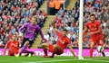 14-15イングランド・プレミアリーグ第4節、リバプール（Liverpool FC）対アストン・ビラ（Aston Villa）。アストン・ビラのガブリエル・アグボンラホル（Gabriel Agbonlahor）に得点を奪われるリバプールのGKシモン・ミニョレ（Simon Mignolet、2014年9月13日撮影）。(c)AFP/PAUL ELLIS