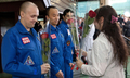 ロシア・モスクワ（Moscow）の有人火星探査の模擬実験施設から出て、女性から花を受け取る6人のボランティアのうちの3人（2011年11月4日提供）。(c)AFP/MOSCOW&apos;S INSTITUTE FOR MEDICAL AND BIOLOGICAL PROBLEMS/OLEG VOLOSHIN