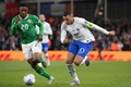 サッカー欧州選手権予選、グループB、アイルランド対フランス。ドリブル突破するフランスのキリアン・エムバペ（右、2023年3月27日撮影）。(c)FRANCK FIFE / AFP