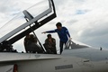 フィリピン・パンパンガ州のクラーク空軍基地で、パイロットに韓国製戦闘機「FA-50」について説明する、韓国航空宇宙産業の地上整備員（右、2015年11月28日撮影）。(c)AFP/TED ALJIBE
