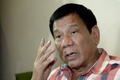 フィリピン南部ダバオのホテルで報道陣のインタビューに応じるロドリゴ・ドゥテルテ氏（2016年5月9日撮影）。(c)AFP/NOEL CELIS
