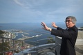北海道の羅臼国後展望塔で、国後島を背景に語る元島民の脇紀美夫さん（2018年10月10日撮影）。(c)Kazuhiro NOGI / AFP