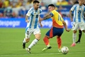 サッカーコパ・アメリカ決勝、アルゼンチン対コロンビア。コロンビアのハメス・ロドリゲス（右）をドリブルで抜くアルゼンチンのリオネル・メッシ（2024年7月14日撮影）。(c)JUAN MABROMATA/ AFP