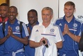 イングランド・プレミアリーグのチェルシー（Chelsea）は12日、タイ・バンコク（Bangkok）のスワンナプーム国際空港（Suvarnabhumi International Airport）に到着した。同クラブは17日に、ラジャマンガラ・スタジアム（Rajamangala Stadium）でシンハー・オールスターズ（Singha All Stars）と対戦する。

タイの作法に倣い、手を合わせて挨拶するチェルシーの選手とジョゼ・モウリーニョ（Jose Mourinho）監督（中央、2013年7月12日撮影）。(c)AFP/PORNCHAI KITTIWONGSAKUL