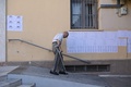 ギリシャ・テッサロニキで選挙の投票に訪れた男性（2023年10月8日撮影）。(c)Sakis MITROLIDIS / AFP