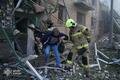 ロシア、一晩でドローン352機とミサイル16発を発射 ゼレンスキー氏<br /> ウクライナの首都キーウで、ロシアによる夜間のドローンとミサイル攻撃後、損壊した建物から住民を避難させる救助隊員(2025年6月23日撮影)。(c)Ukrainian State Emergency Service/AFP