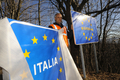 2007年12月20日、イタリアとスロベニア国境のSolariji国境通過点に掲げられた、国名が表示された新しい看板。(c)AFP