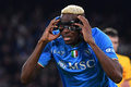 サッカー欧州チャンピオンズリーグ、決勝トーナメント1回戦第1戦、ナポリ対FCバルセロナ。ゴールを喜ぶナポリのビクター・オシムヘン（2024年2月21日撮影）。(c)Tiziana FABI / AFP