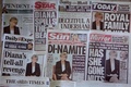 英国の故ダイアナ元皇太子妃によるBBCインタビューについて報じる現地紙（1995年11月15日撮影、資料写真）。(c)Johnny EGGITT / AFP
